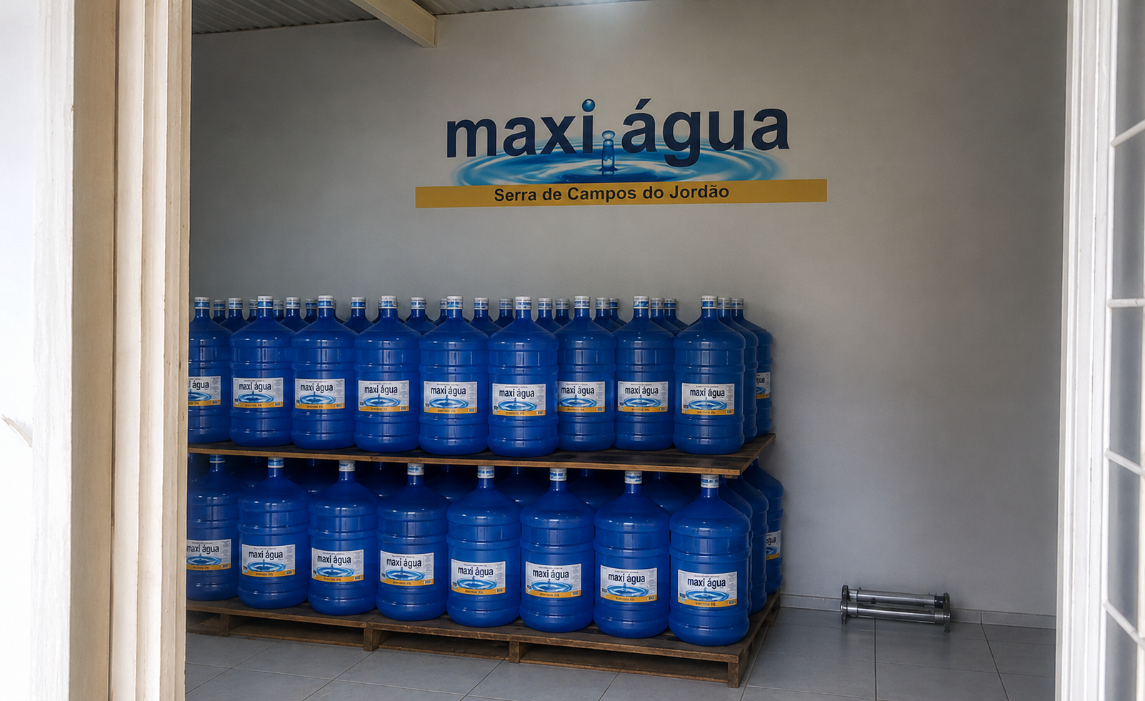Galão de água mineral Maxi Água 20 litros entregue pela Equipe Litoral em Caraguatatuba
